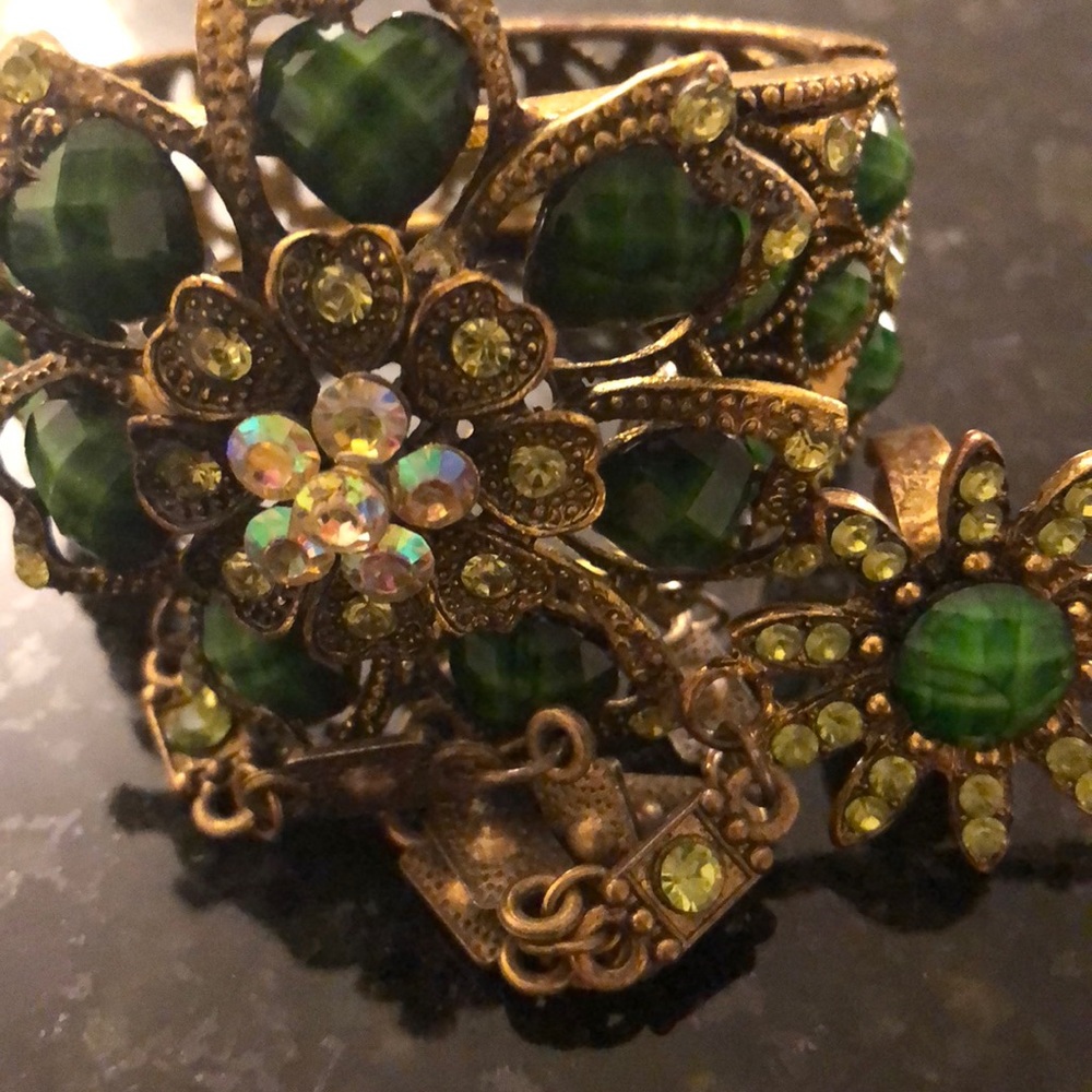 Emerald bracket an attached Ring